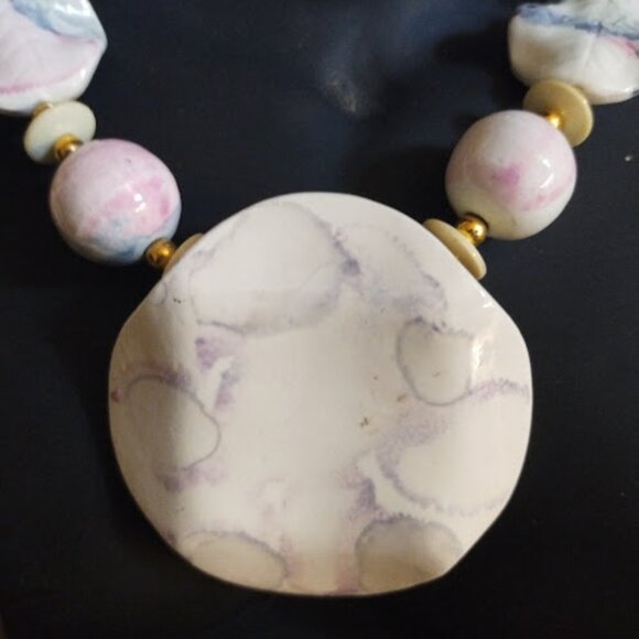 Shell like necklace made in JapanVintage ceramic pastel necklace, - Picture 10 of 11